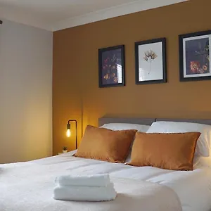 Holiday home The Pavilion - Stunning, 4 Bedroom House With Free Parking, Wakefield