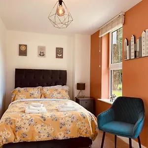 Holiday home Cheerful 2-bed Townhouse In With Parking, Wakefield