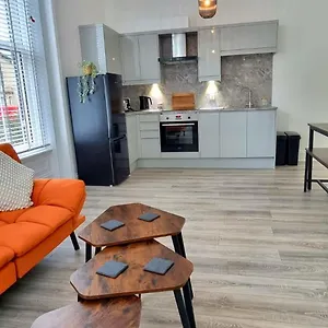 Apartment Flat Opposite College With Free Parking And 5 Mins Walk To Train Station, Wakefield